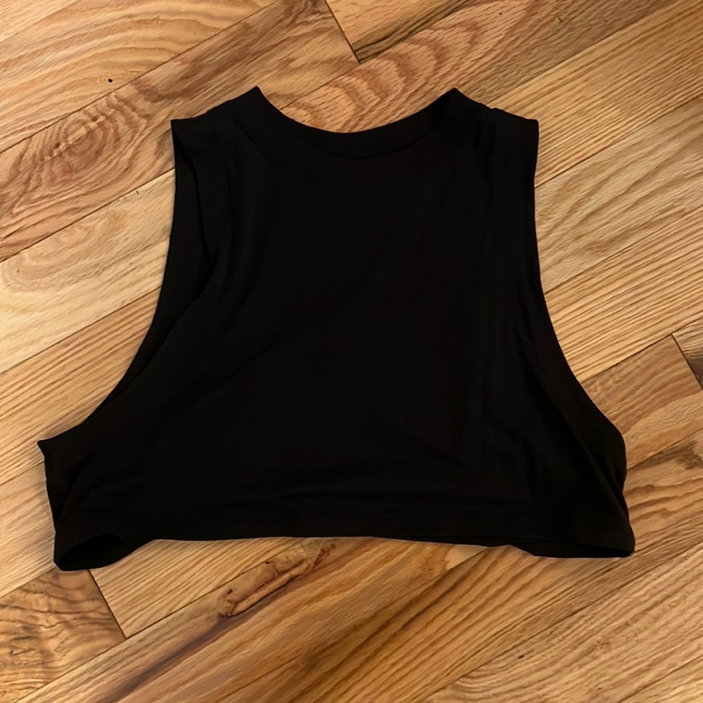 Lululemon- Black wide sleeve cropped tank top